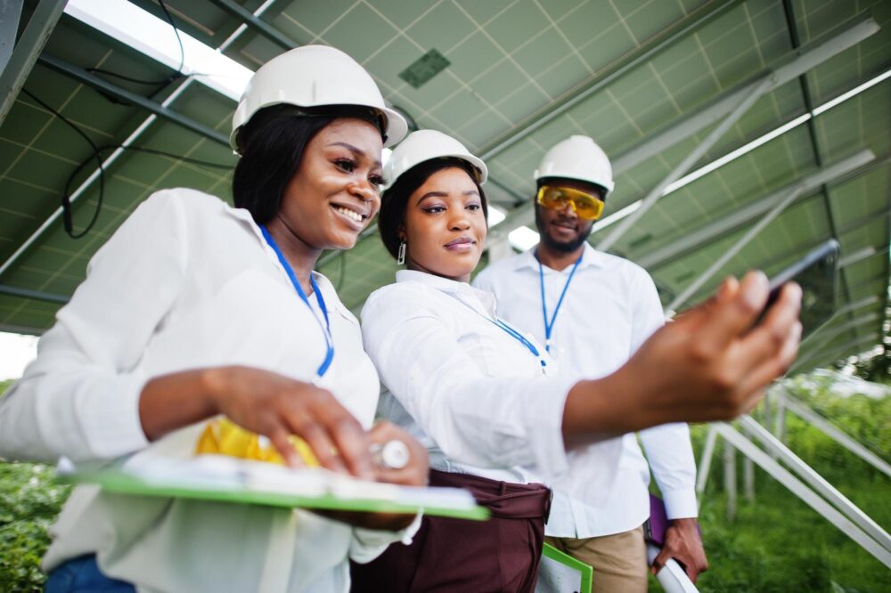 Image of people in a greenhouse - rhinobay energy