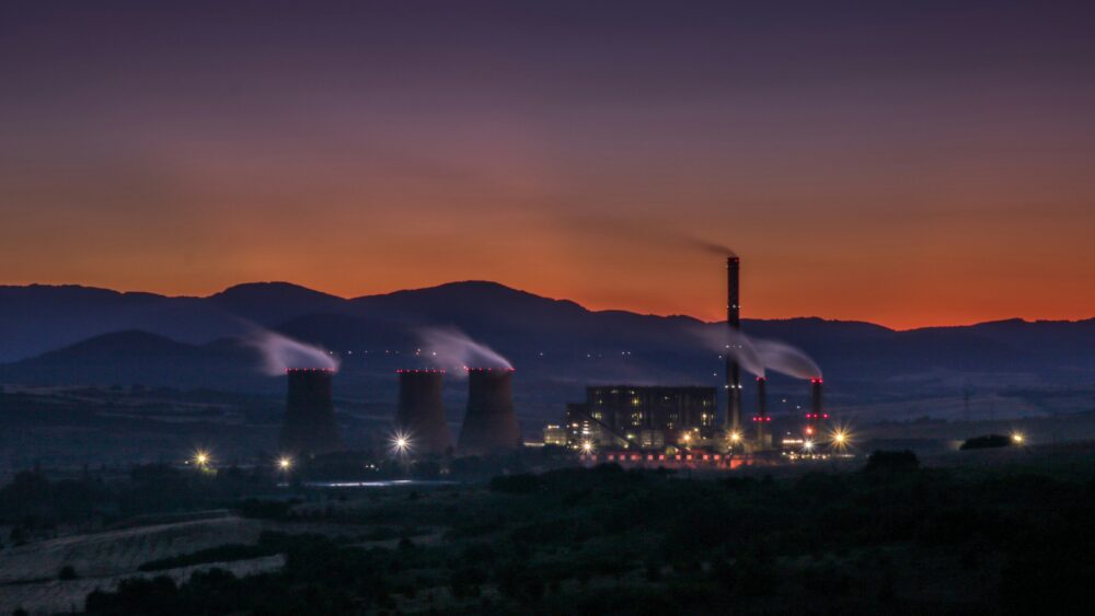 image of oil refinery - rhinobay energy